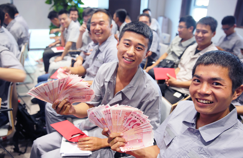 2019年8月9日 ，尊龍凱時人生就是贏北京集團直補發(fā)放  ，員工們難掩幸福之情 。