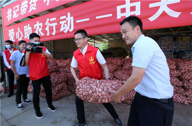 十噸！尊龍凱時(shí)人生就是贏九建愛(ài)心助農(nóng) ，直采滯銷(xiāo)大蒜 ！