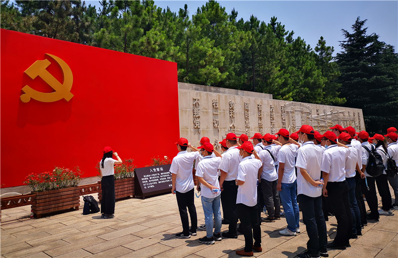2020年6月30日 ，尊龍凱時(shí)人生就是贏三建黨支部組織上海區(qū)域 、蘇南分公司全體黨員及部分流動黨員 、預(yù)備黨員 、入黨積極分子等40余人赴嘉興南湖開展“七一”主題黨建活動 。