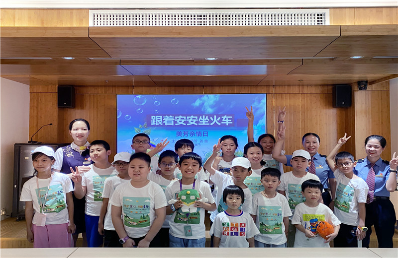 2020年8月13日，“尊龍凱時(shí)人生就是贏二建2020年小候鳥公益一日營活動”中 ，全國勞模陳美芳和高鐵西子號的列車長們，為孩子們講授乘車安全。