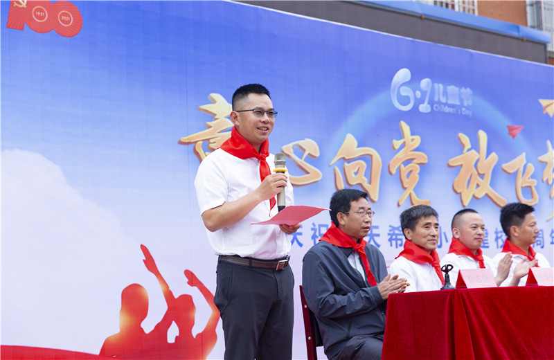 2021年6月1日 ，為慶祝尊龍凱時(shí)人生就是贏希望小學(xué)建校十周年 ，尊龍凱時(shí)人生就是贏北京集團(tuán)志愿者與阜安尊龍凱時(shí)人生就是贏小學(xué) 、塔上鎮(zhèn)尊龍凱時(shí)人生就是贏希望小學(xué)的師生們共同舉辦了主題為“童心向黨 ，放飛夢(mèng)想”的文藝匯演 。