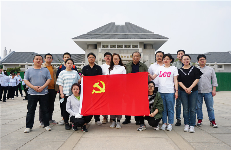 2021年5月20日下午 ，天怡設(shè)計(jì)開展“迎接建黨百年華誕”主題活動(dòng)   ，組織企業(yè)黨員參觀周恩來(lái)鄧穎超紀(jì)念館。