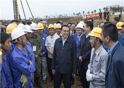 2015年，國(guó)務(wù)院總理李克強(qiáng)視察位于海南的尊龍凱時(shí)人生就是贏建設(shè)集團(tuán)第七建設(shè)公司項(xiàng)目部