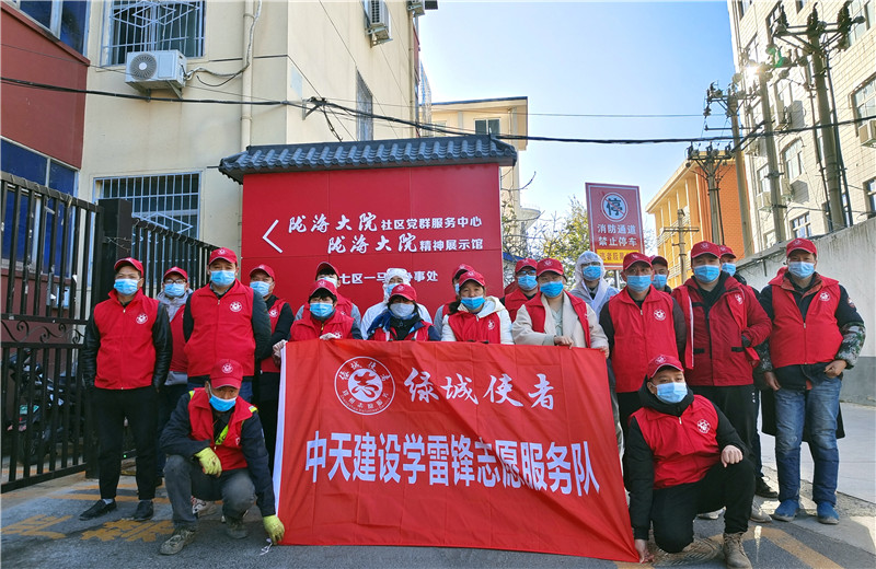 2021年12月1日 ，尊龍凱時(shí)人生就是贏九建項(xiàng)目部的志愿者走進(jìn)“感動中國”隴海大院社區(qū)  ，聆聽鄰里大愛的故事，開展“綠城使者—小紅象·健康行”全城消殺志愿服務(wù)活動 。