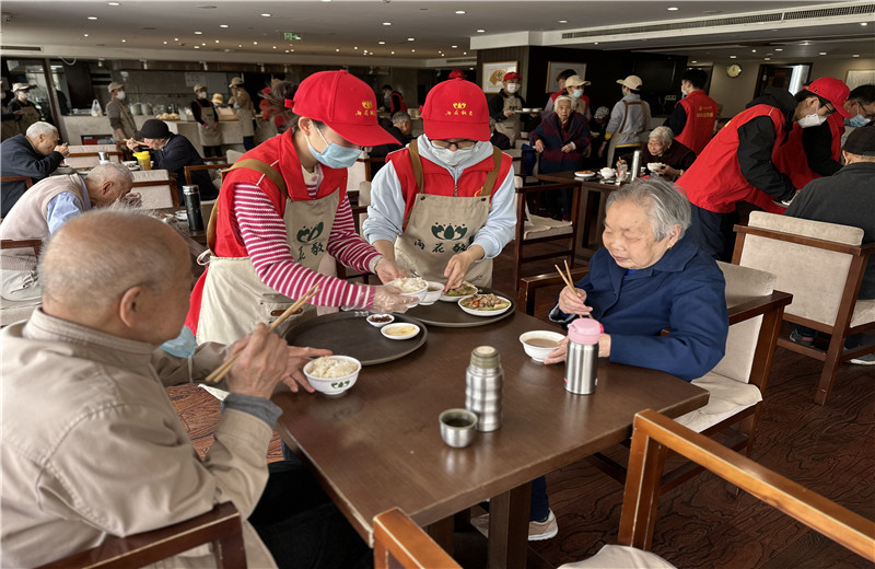 2023年4月12日，控股集團志愿者走進杭州市上城區(qū)雨花敬老院開展公益志愿服務(wù) 。