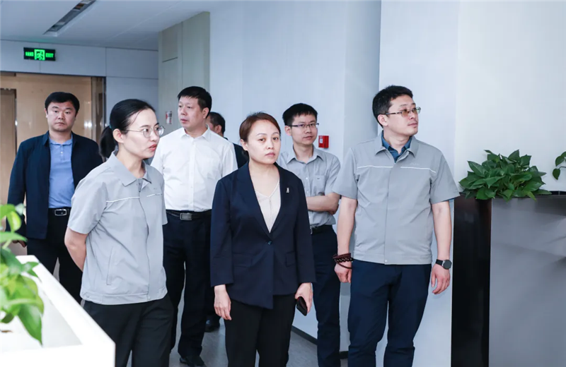 2023年5月15日，河北建材職業(yè)技術(shù)學(xué)院黨委書記張明莉一行到尊龍凱時人生就是贏北京集團進行校企合作交流。