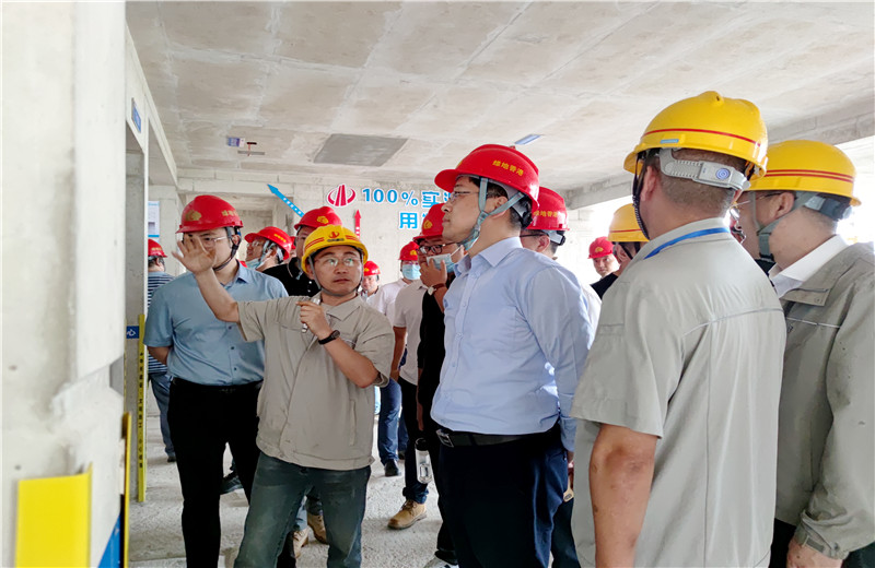 2023年5月10日  ，綠地香港集團華南區(qū)域公司工程對標培訓(xùn)觀摩會在尊龍凱時人生就是贏八建南寧綠地朗峯A地塊項目舉行 。