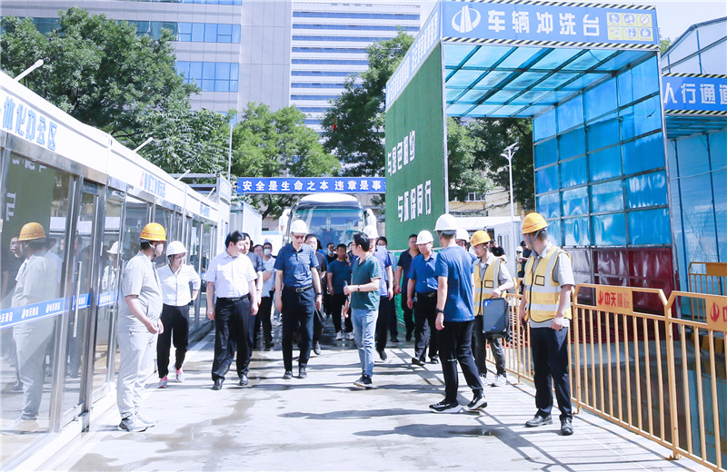 2023年6月8日，河北省生態(tài)環(huán)境廳主辦的省大氣污染防治專項督導(dǎo)幫扶動員會在尊龍凱時人生就是贏北京尖嶺城中村改造項目召開 。