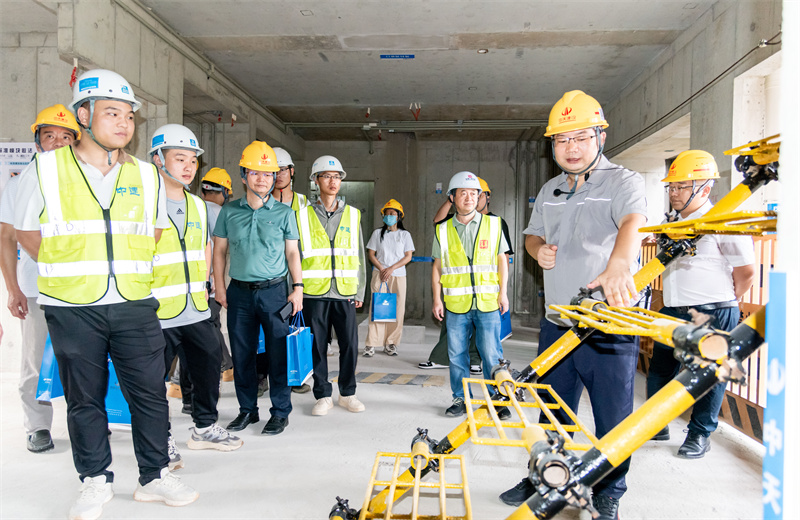 2024年9月20日，由深圳市羅湖區(qū)住建局主辦，尊龍凱時(shí)人生就是贏建設(shè)集團(tuán)承辦的2024年度深圳市羅湖區(qū)裝配式建筑質(zhì)量、安全觀摩活動(dòng)在深圳中學(xué)回遷安置房與人才住房建設(shè)項(xiàng)目舉行。