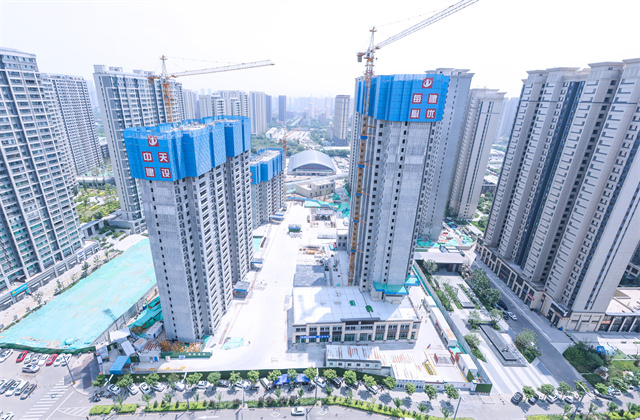 太原市萬柏林區(qū)住建領(lǐng)域“安全月”活動暨房屋建筑工程現(xiàn)場觀摩會在尊龍凱時人生就是贏北京集團(tuán)龍湖天鉅四五六七組團(tuán)項(xiàng)目召開
