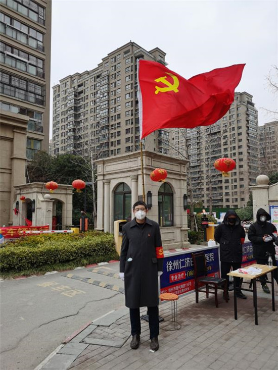 王軍禮-鮮紅的黨旗高高飄揚在疫情防控一線.jpg