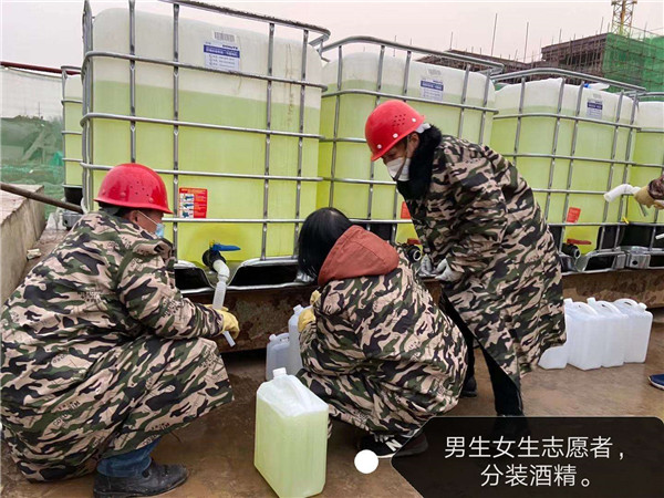 從山東采購拉到松滋市分裝   ，并發(fā)往全市醫(yī)院的醫(yī)用酒精.jpg